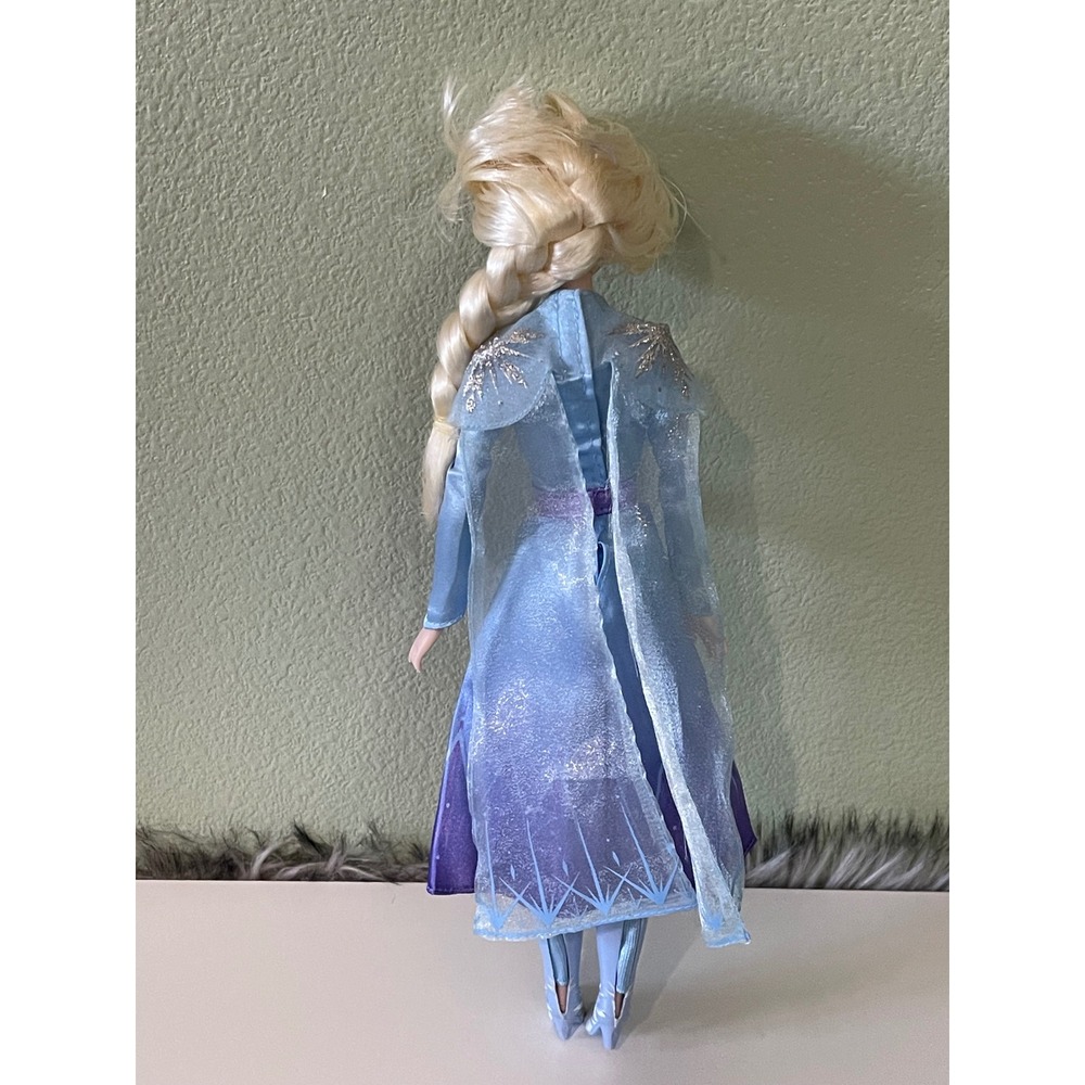 Elsa Disney Store Singing Doll – Frozen 2 – 11'' Used - Picture 3 of 9